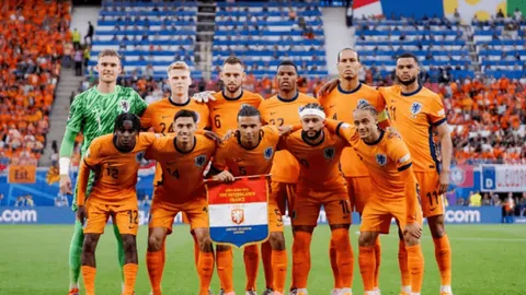 李铁健身风采，鼓舞国足战士勇往直前